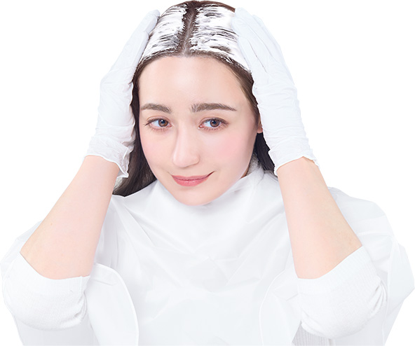 乾いた髪全体にたっぷりと塗る。しっかりもみこみ、なじませる。