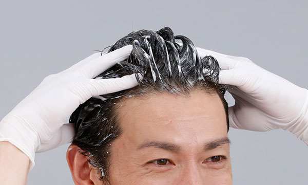 手で塗る泡のヘアカラー